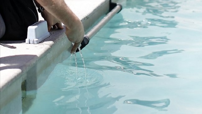 Bebé quedó en riesgo vital tras caer a piscina en Los Ángeles