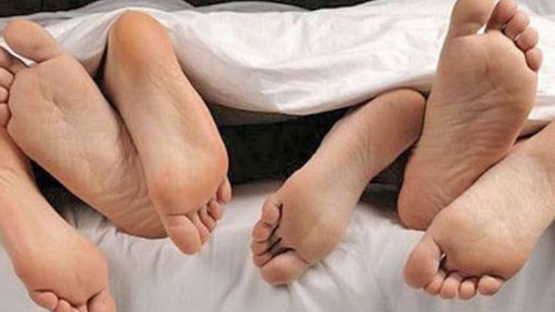 Mujer arruinó noche de pasión de su ex en un motel y le rompió el auto