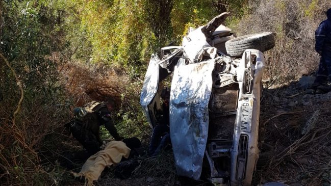Mujer falleció y su hijo quedó con riesgo vital tras desbarrancar vehículo en Illapel