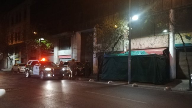 Hombre fue encontrado muerto en la vía pública en Santiago Centro
