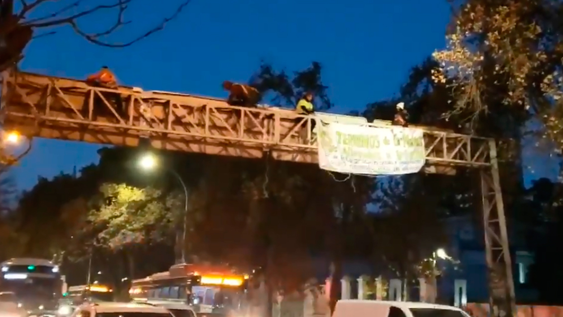 Protesta en Vicuña Mackenna: Manifestantes subieron a una señalética