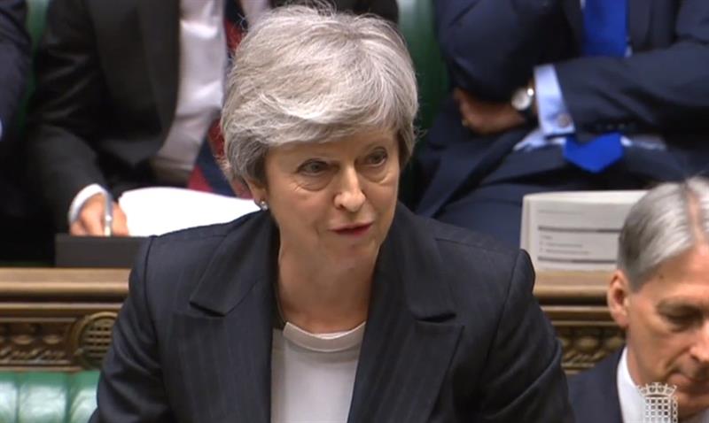 Presionada por sus ministros, Theresa May postergó la ley del 
