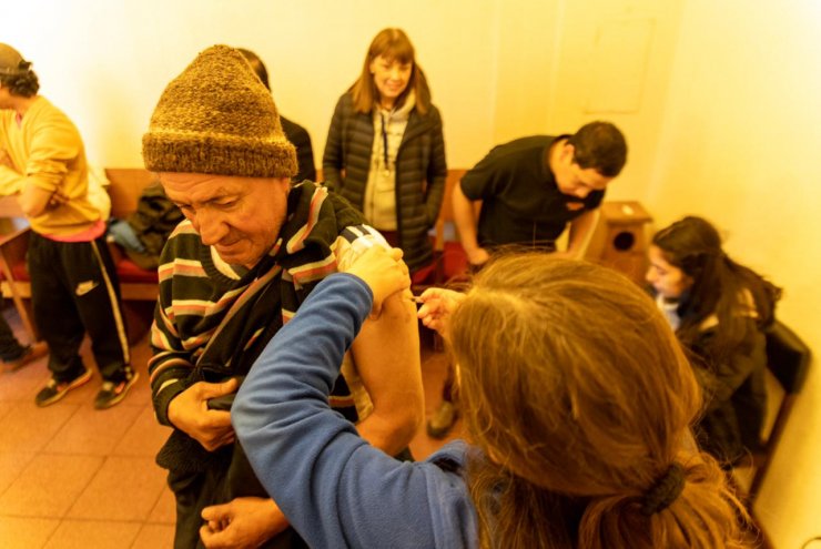 Vacunan contra la influenza a personas en situación de calle en Chillán