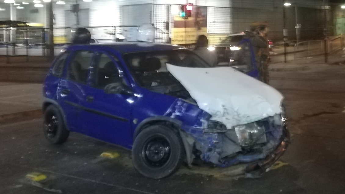 Patrulla de Carabineros chocó a un auto en Conchalí y dejó un lesionado