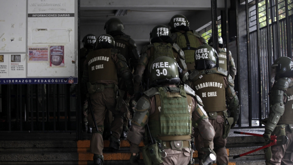 Instituto Nacional evacuó a estudiantes por incidentes de encapuchados