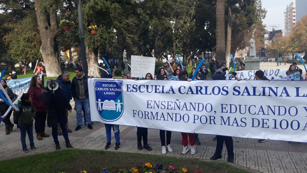 Apoderados de las ex Escuelas Concentradas de Talca protestaron en la Intendencia