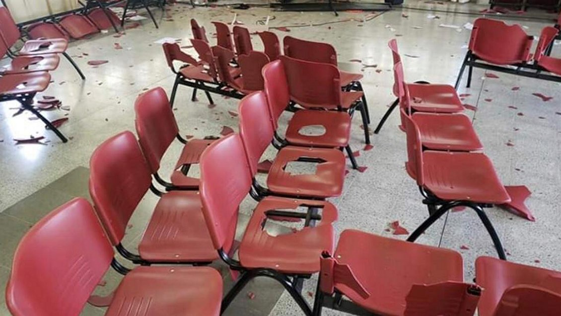 Relatora resultó lesionada luego que turba interrumpiera consulta indígena en Victoria