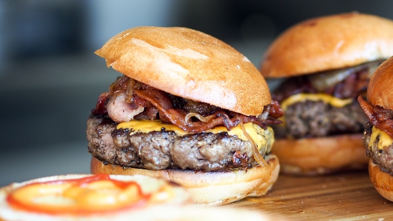 Mujer dio a luz en un local de comida rápida y pidió una hamburguesa para celebrar