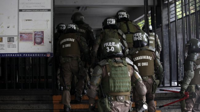 Instituto Nacional evacuó a estudiantes por incidentes de encapuchados