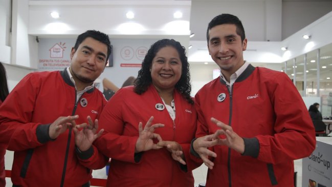 Ejecutivos de Claro de todo el país se capacitan para atender en lengua de señas
