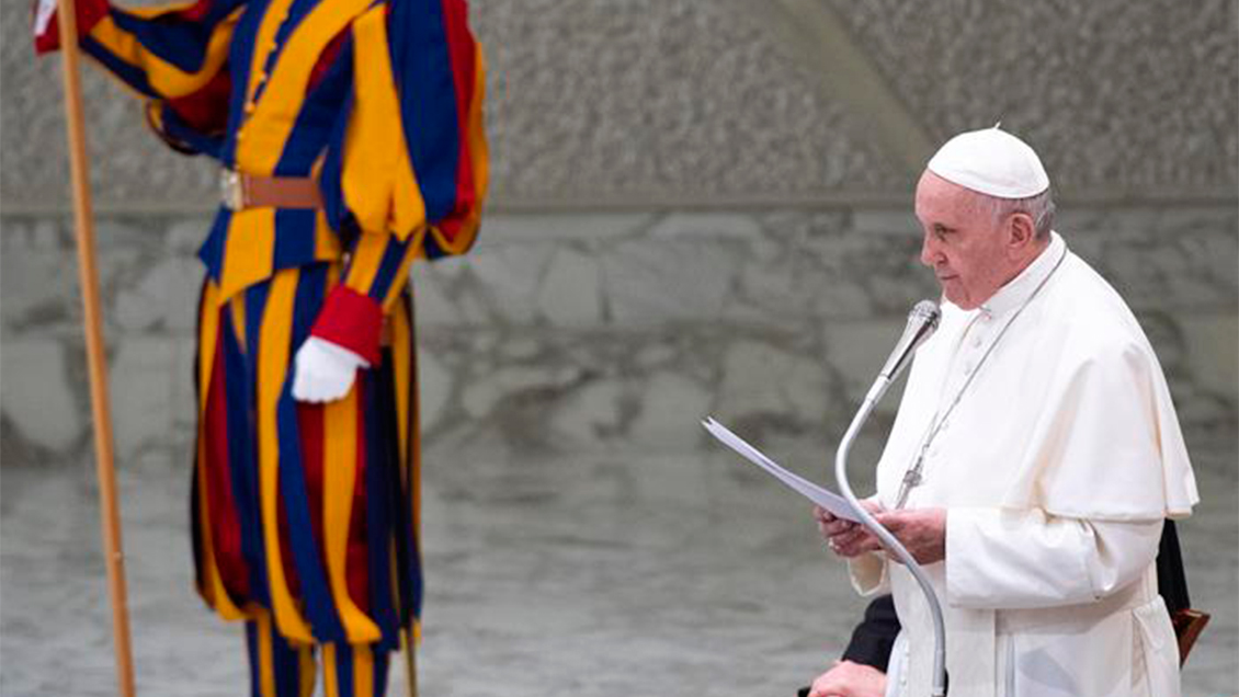 Papa critica el 