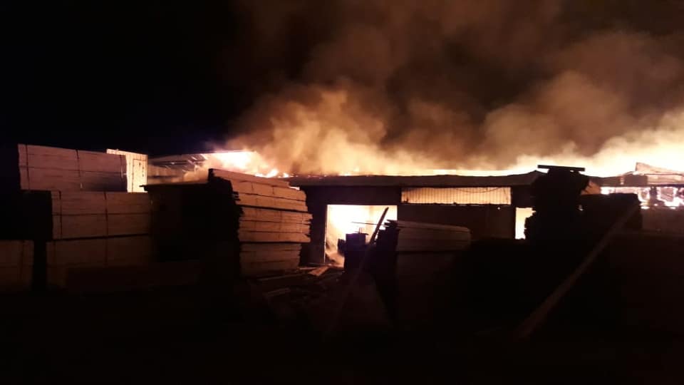 Incendio destruye fábrica de muebles en Coquimbo