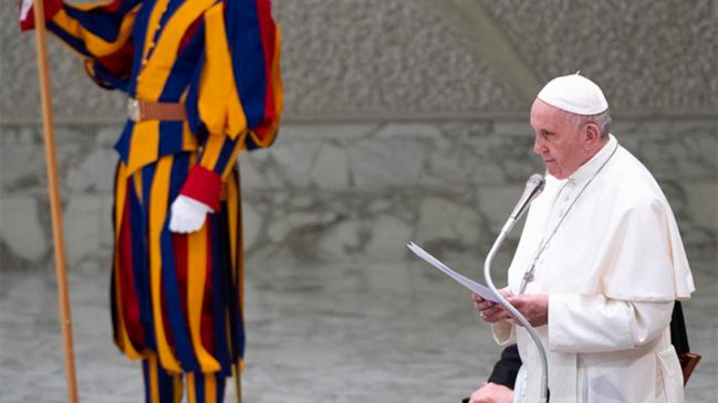 Papa critica el 