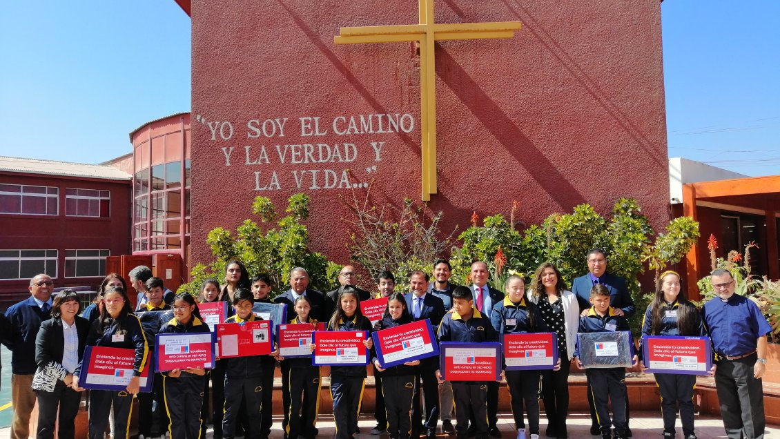 Entregan 2.189 computadores a estudiantes de Tarapacá