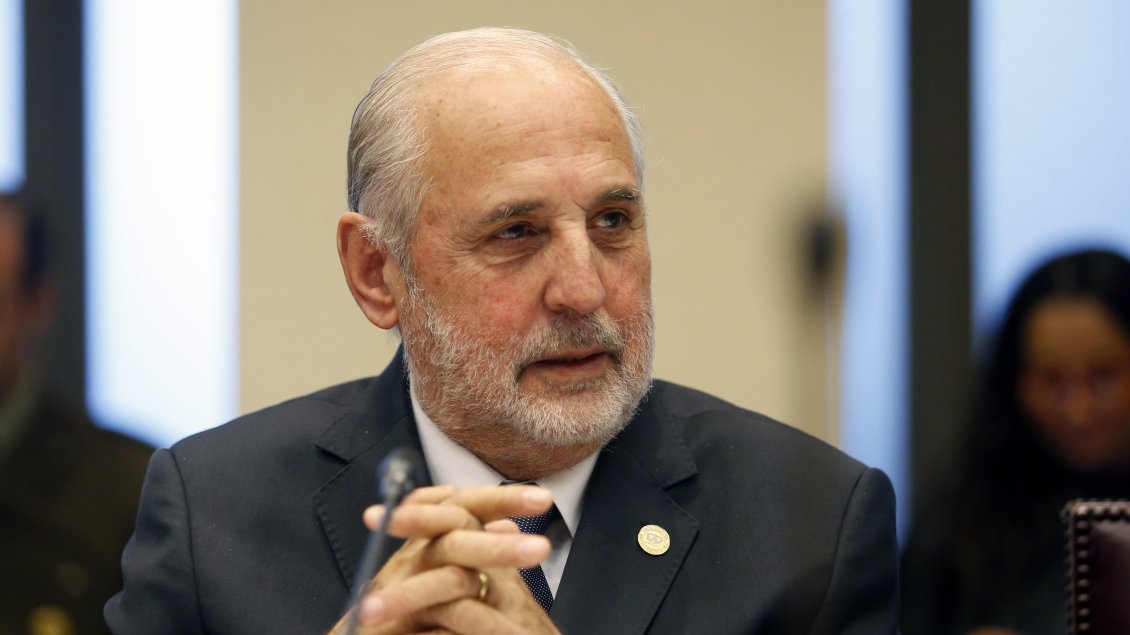 Defensa de ex carabinero presenta recurso contra Jorge Abbott, fiscal Palma y jueza de Temuco