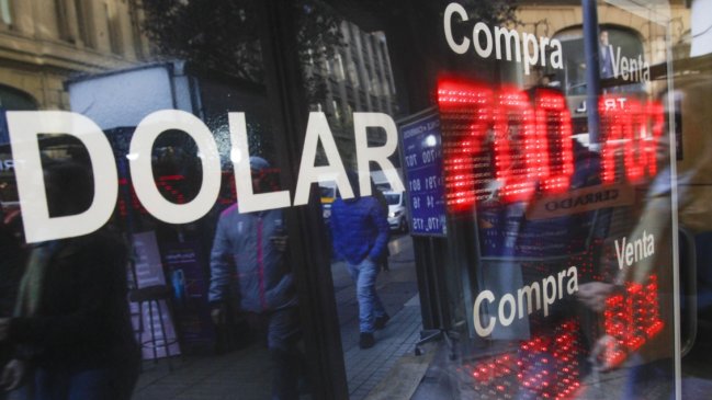 El dólar superó los 700 pesos y Gobierno anticipa efectos en la economía
