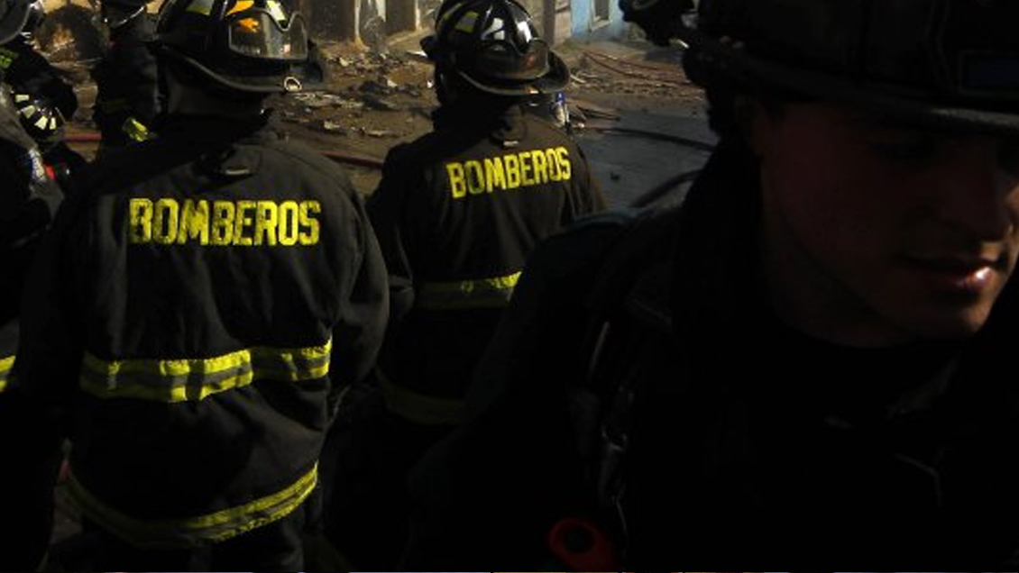 Una docena de personas afectadas por inhalar humo en incendio de cité de Santiago