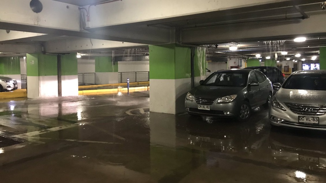 Rotura de cañería inundó estacionamiento del Costanera Center