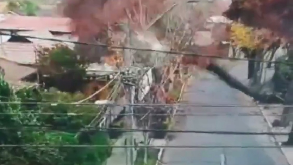 Viento provocó caída de árbol sobre una casa en La Reina