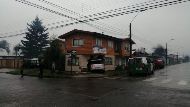 Conductor ebrio terminó su viaje ingresando con el vehículo a una casa