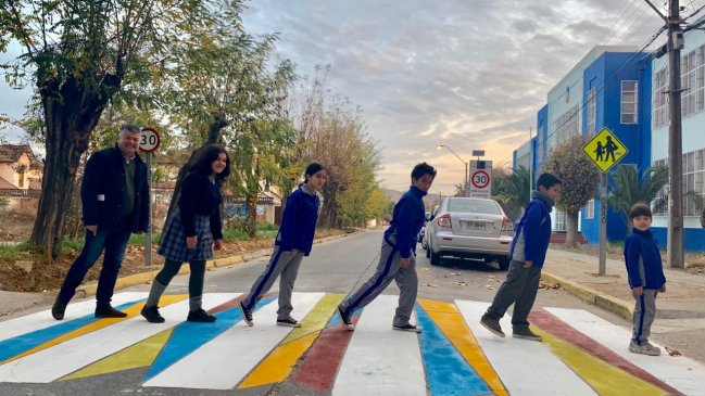 Fundación Emilia ve riesgo en los pasos peatonales multicolores de Limache
