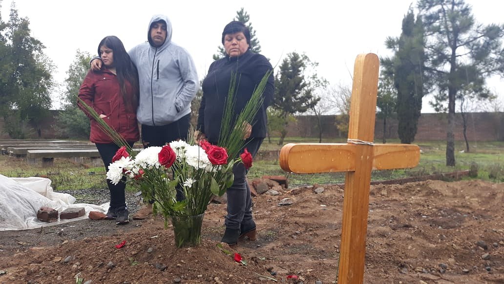 Humedad desfondó ataúd y viuda tuvo que sacar con sus manos cadáver del barro
