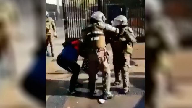 Carabineros dio de baja a funcionaria que agredió a estudiante