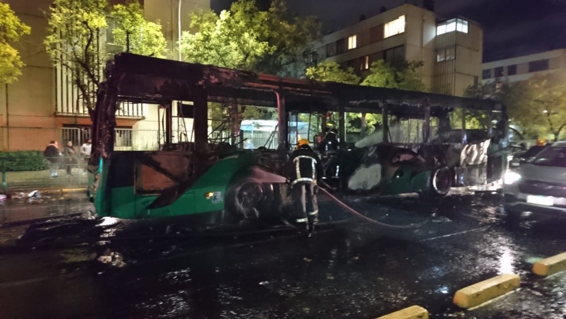 Manifestantes quemaron buses de Transantiago en el centro