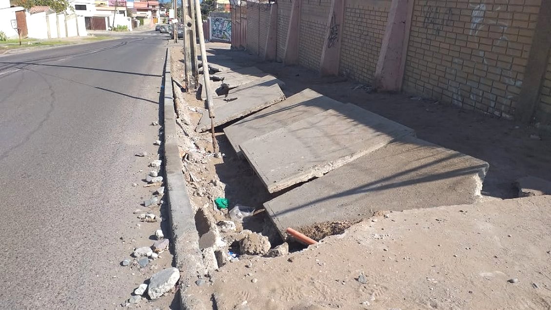 Vereda de Iquique hace méritos para ser considerada la más desastrosa de Chile