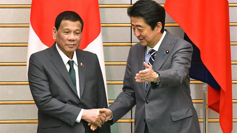 Presidente de Filipinas besó a mujeres en escenario y dijo que era gay pero 