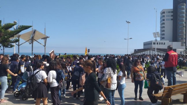 Más de mil escolares evacuados en Iquique por emanación de gas