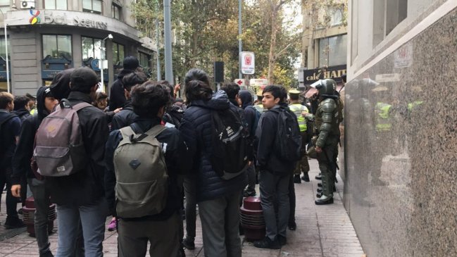 Alumno del Instituto Nacional fue detenido por llevar elementos para bombas molotov en su mochila