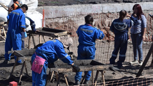 La increíble situación que tiene a amantes del surf como público de una excavación arqueológica en Arica
