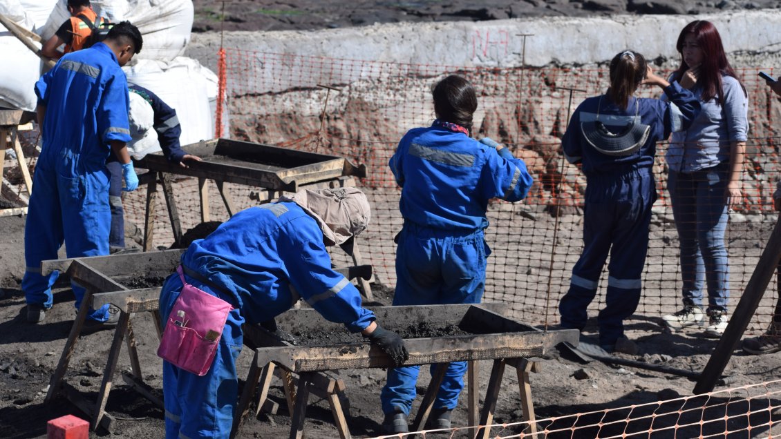 La increíble situación que tiene a amantes del surf como público de una excavación arqueológica en Arica