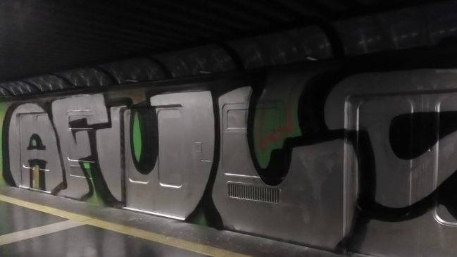 Sujetos rayaron vagón del Metro en la estación Las Rejas