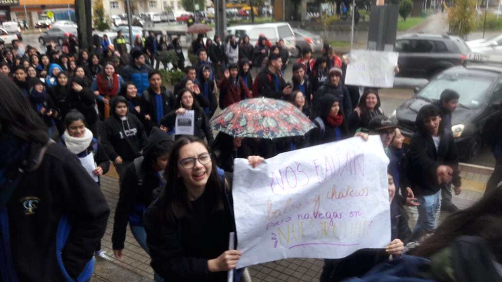 Alumnos del Liceo Carmela Carvajal de Osorno protestaron acusando presencia de ratas, humedad y falta de calefacción