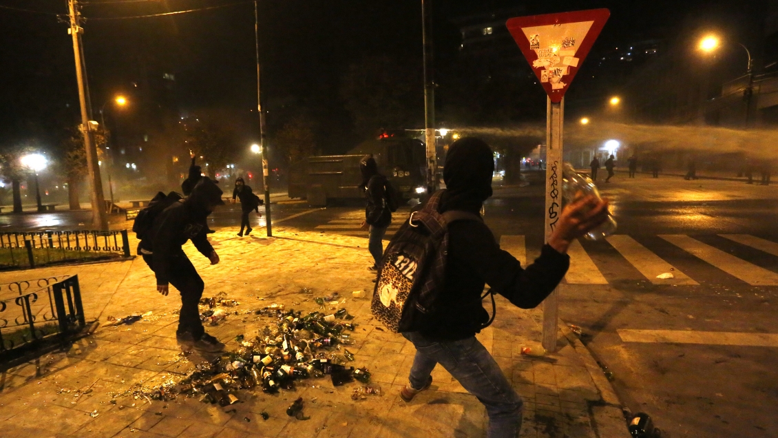 Incidentes en Valparaíso dejaron ocho detenidos y una moto de Carabineros quemada