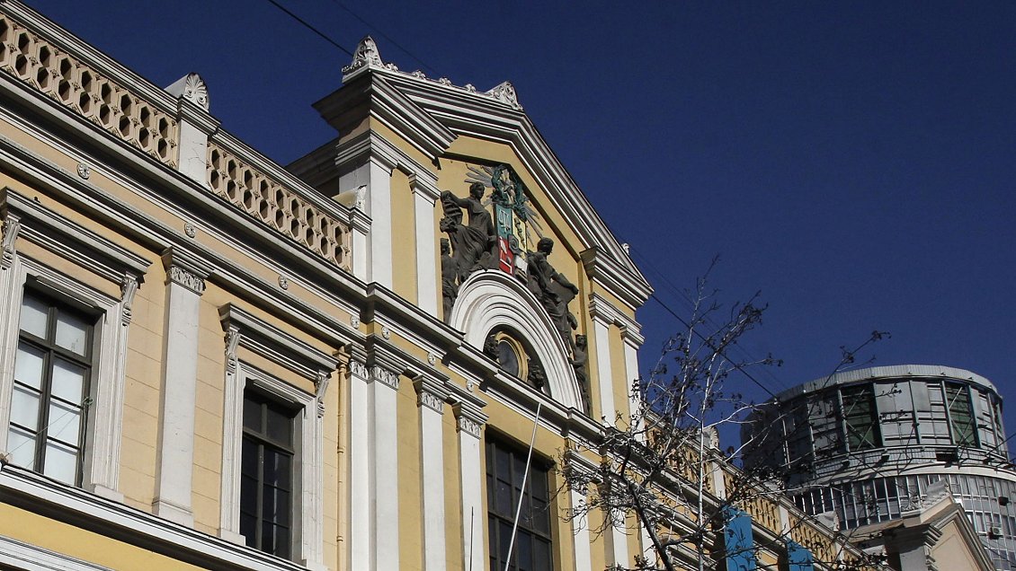 Contraloría ordenó sumario por millonaria deuda en la Universidad de Chile