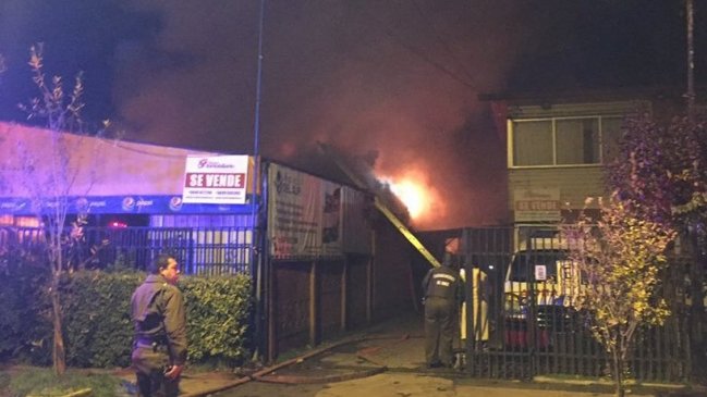 Hogar de ancianos fue evacuado por incendio en local de comida rápida en Temuco