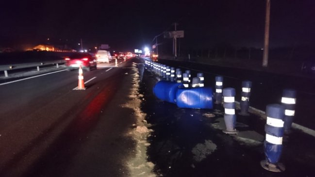 Gran congestión por derrame químico en enlace de Costanera Norte y Ruta 68