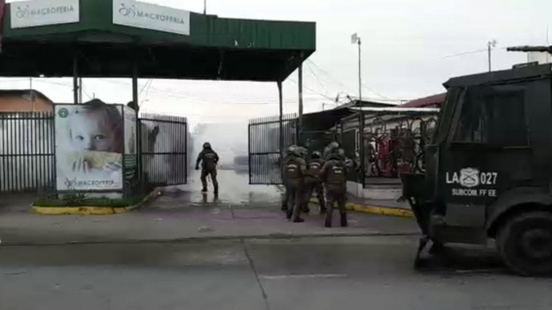 Cuatro detenidos tras enfrentamiento entre locatarios de Macroferia y Carabineros en Talca