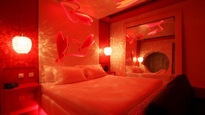 Mujer demandó a motel porque su marido supo que era infiel al usar tarjeta de crédito