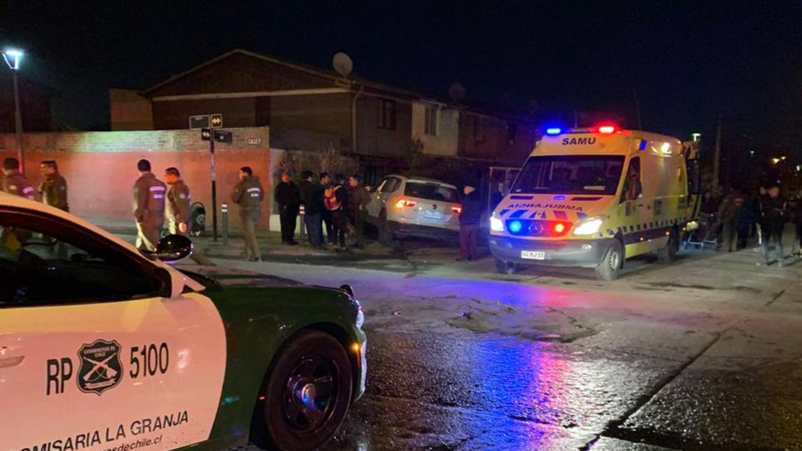 Delincuentes chocaron auto robado contra casa y fracturaron a carabinero para no ser detenidos