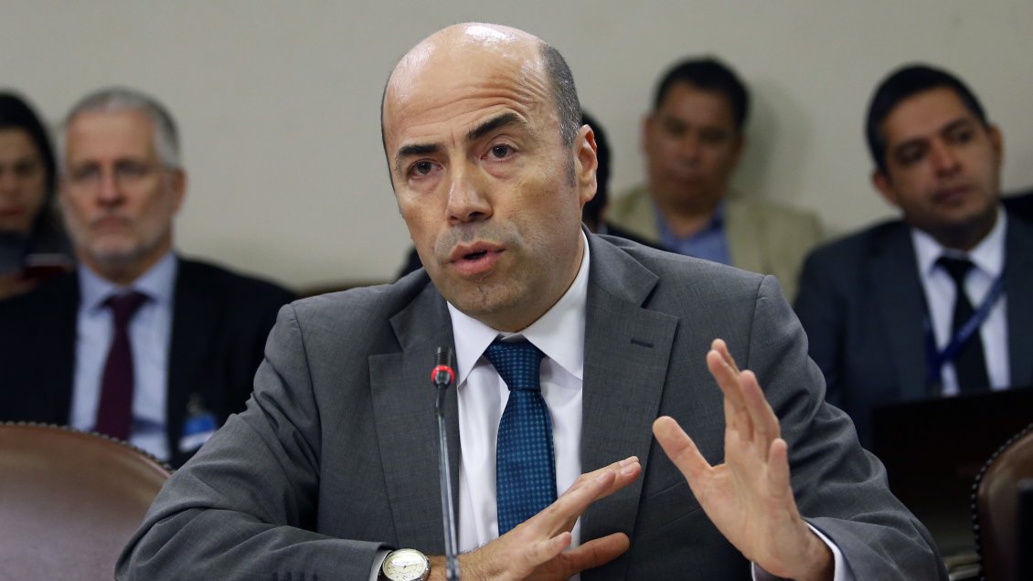 Contralor asistirá a Comisión de Constitución para aclarar desvinculaciones