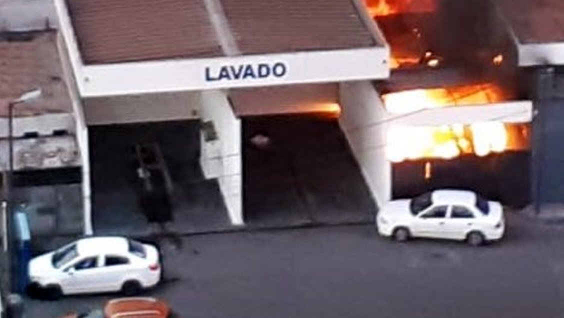 Copec: Incendio en servicentro no puso en riesgo el área de combustibles