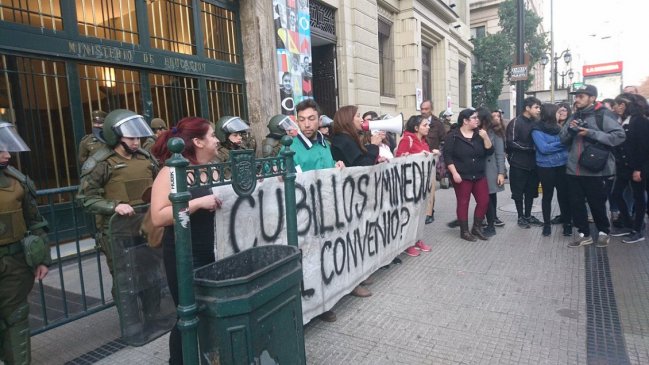 Alumnos de la U. Iberoamericana protestan en el Mineduc: Temen quedar 
