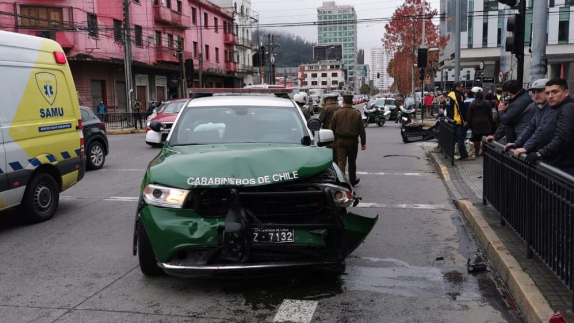 Patrulla y auto particular protagonizaron accidente en frontis de la Intendencia del Biobío