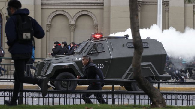 Encapuchados se quemaron al intentar lanzar bombas molotov a Carabineros