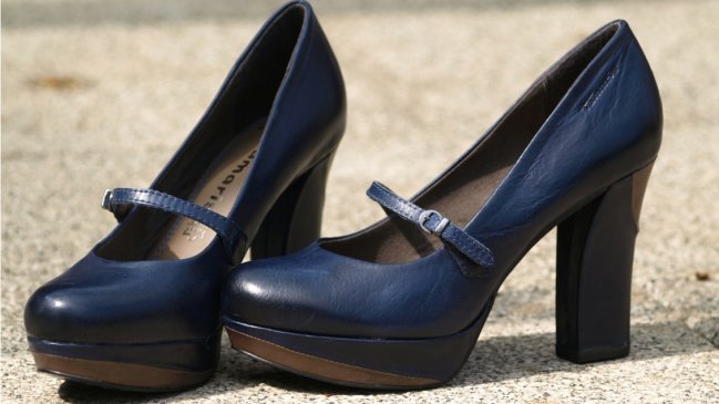 Trabajadoras japonesas luchan contra el uso obligatorio de zapatos de tacón