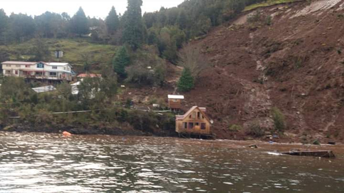 Cinco casas en riesgo por deslizamiento de tierra en Hualaihué
